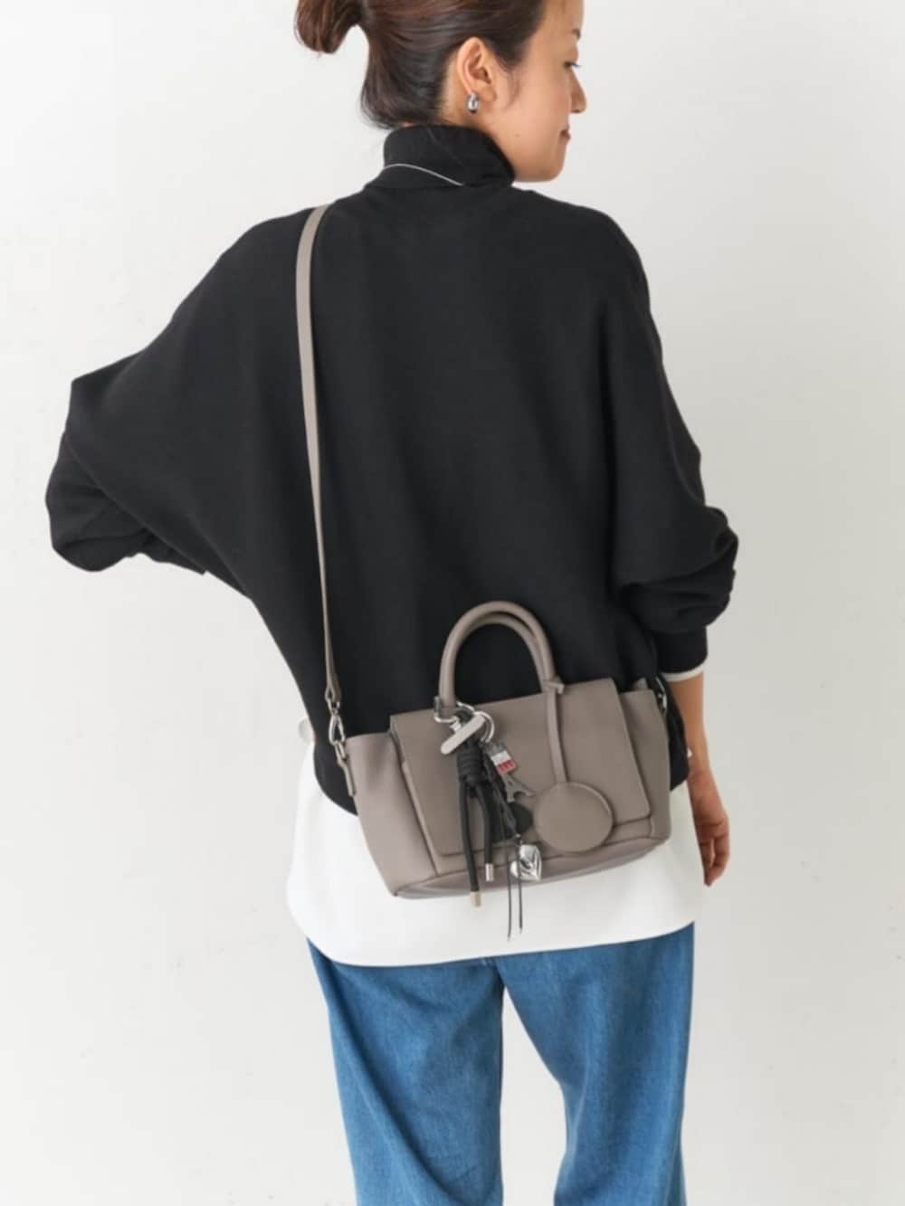 ホワイト系のシャツ/ブラウス、ブラック系のニット/セーターを着用したレディースの秋コーディネートの5枚目の写真