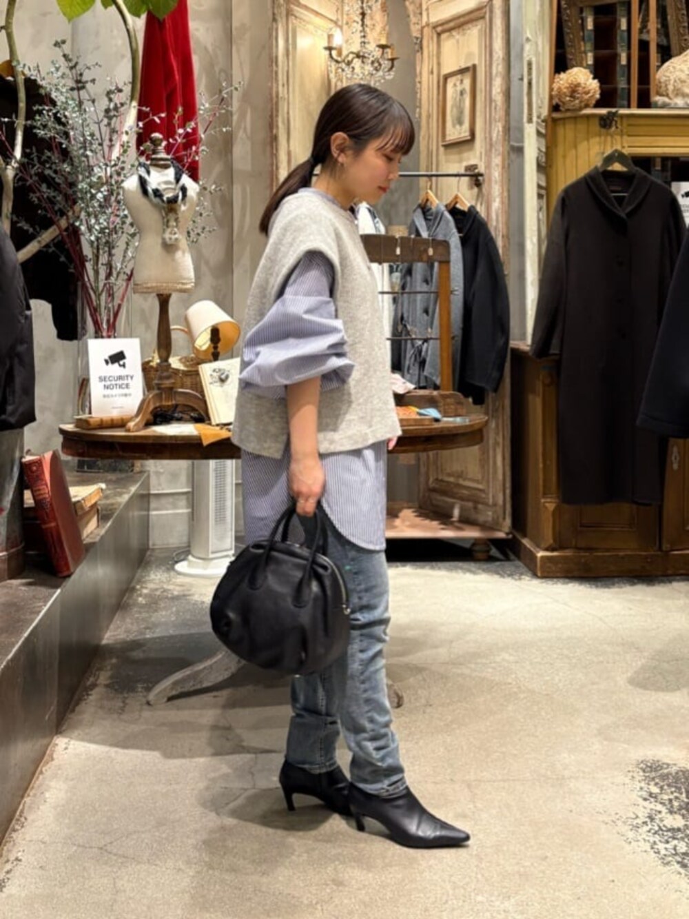 ブルー系のデニムパンツ、グレー系のシャツ/ブラウス、シルバー系のリングを着用したレディースの冬コーディネートの5枚目の写真