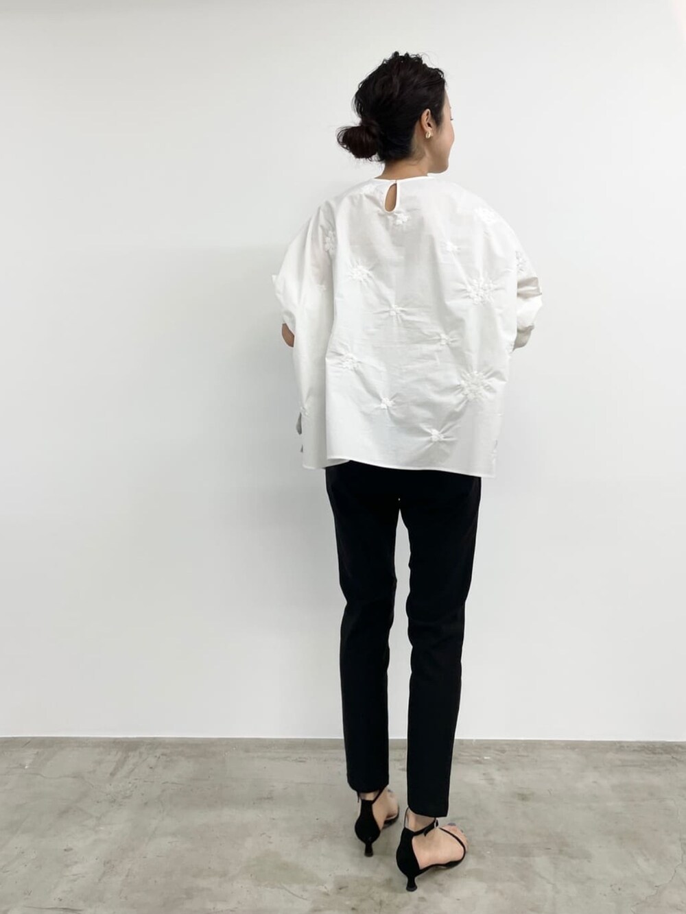 ホワイト系のシャツ/ブラウス、ブルー系のその他パンツ、グレー系のカーディガン/ボレロを着用したレディースの春コーディネートの4枚目の写真