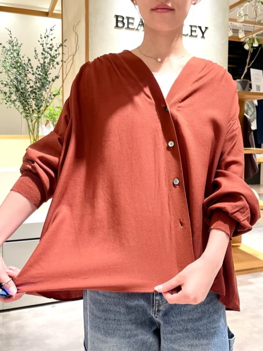 レッド系のシャツ/ブラウス、ブルー系のデニムパンツを着用したレディースの夏コーディネートの7枚目の写真