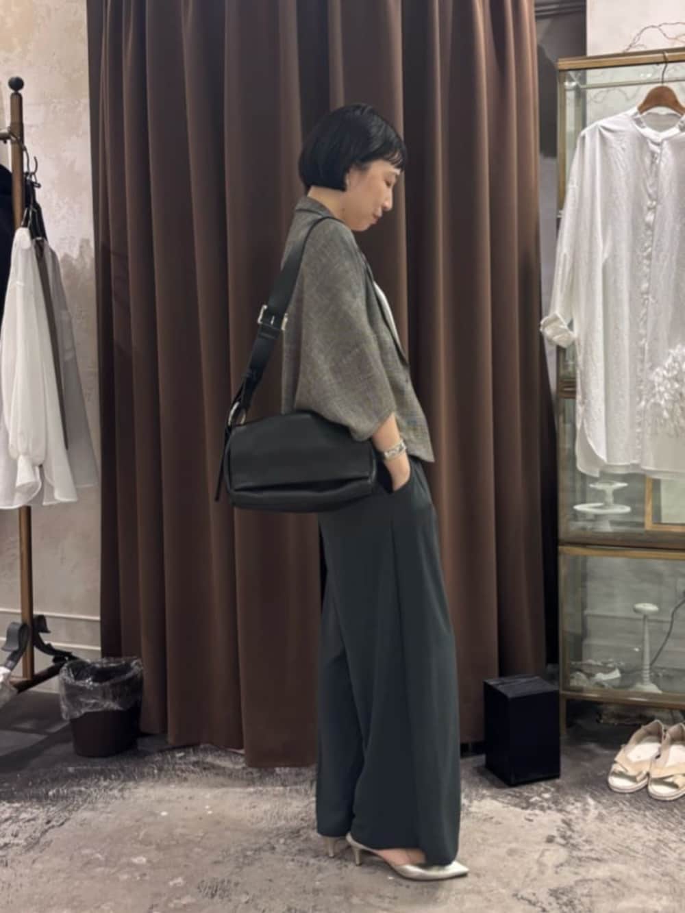 グレー系のその他パンツ、ブラック系のショルダーバッグ、ベージュ系のテーラードジャケットを着用したレディースの春コーディネートの5枚目の写真