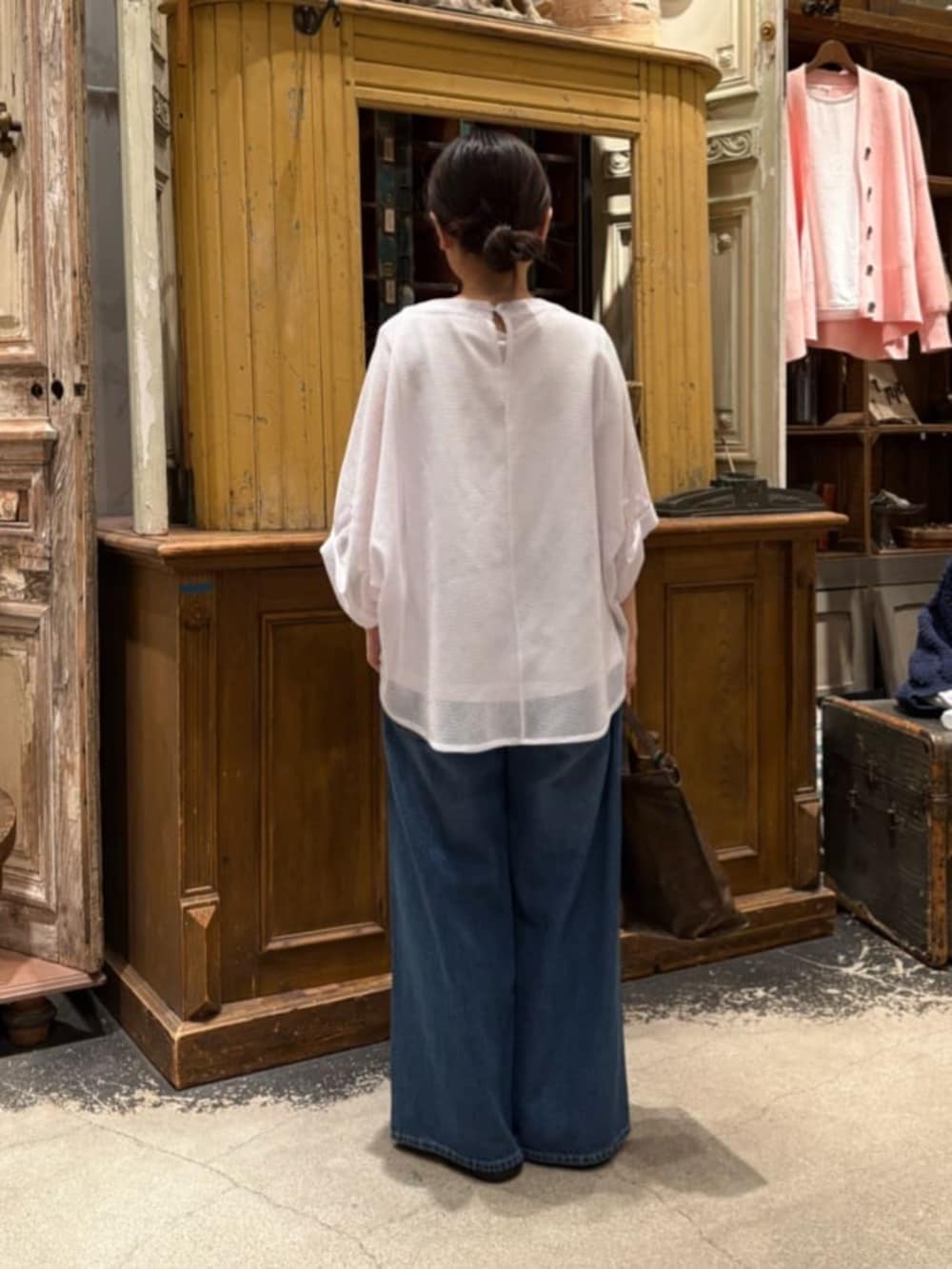 ブルー系のその他パンツ、ホワイト系のTシャツ/カットソーを着用したレディースの春コーディネートの8枚目の写真