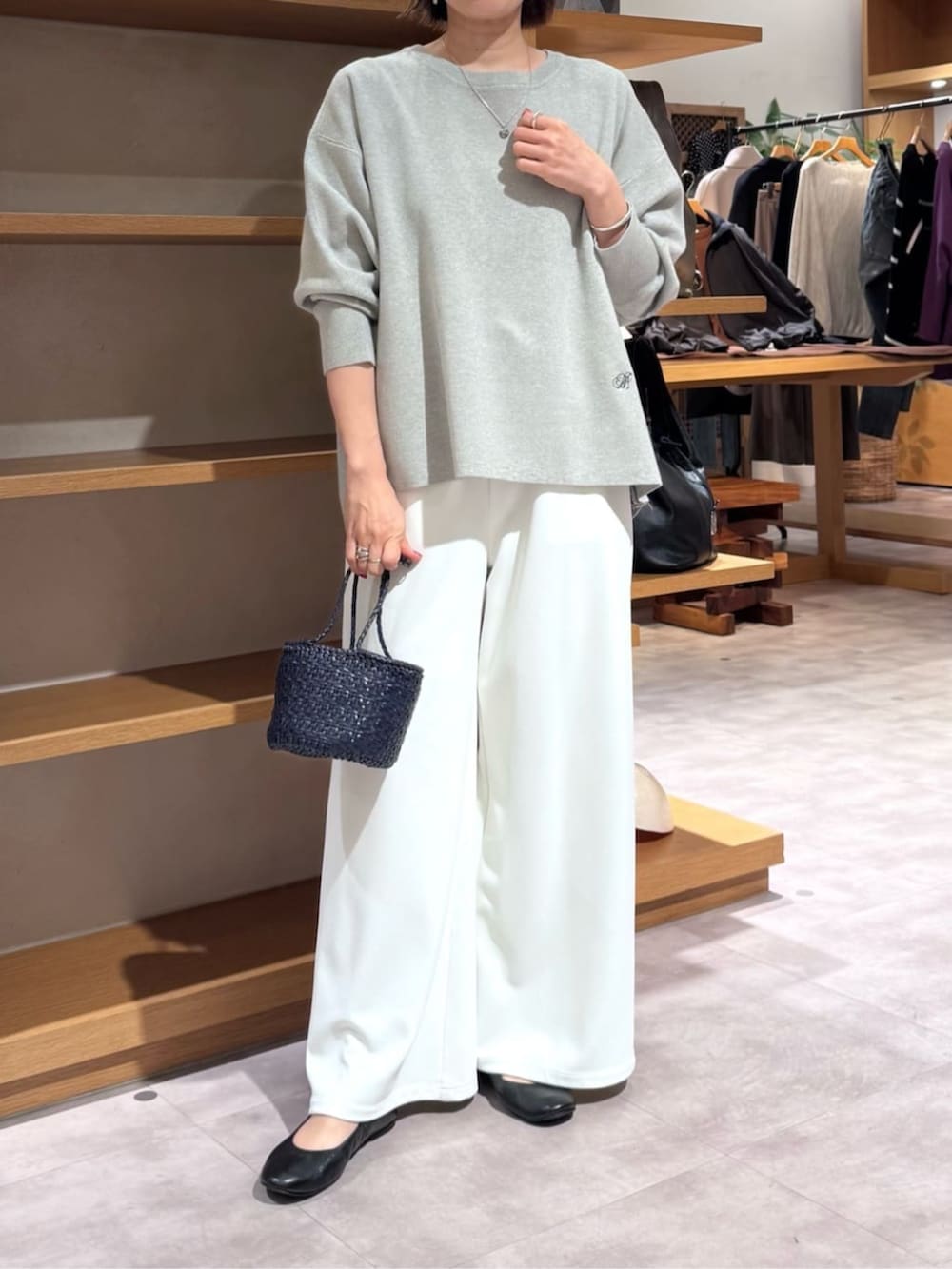 ホワイト系のその他パンツ、ブルー系のハンドバッグ、グレー系のニット/セーターを着用したレディースの冬コーディネートの7枚目の写真