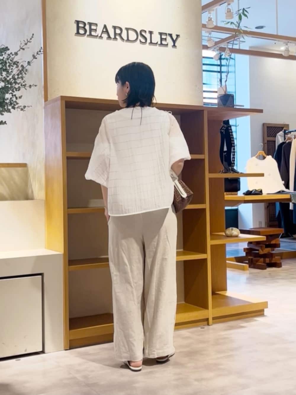 ベージュ系のその他パンツ、ホワイト系のシャツ/ブラウスを着用したレディースの春コーディネートの4枚目の写真
