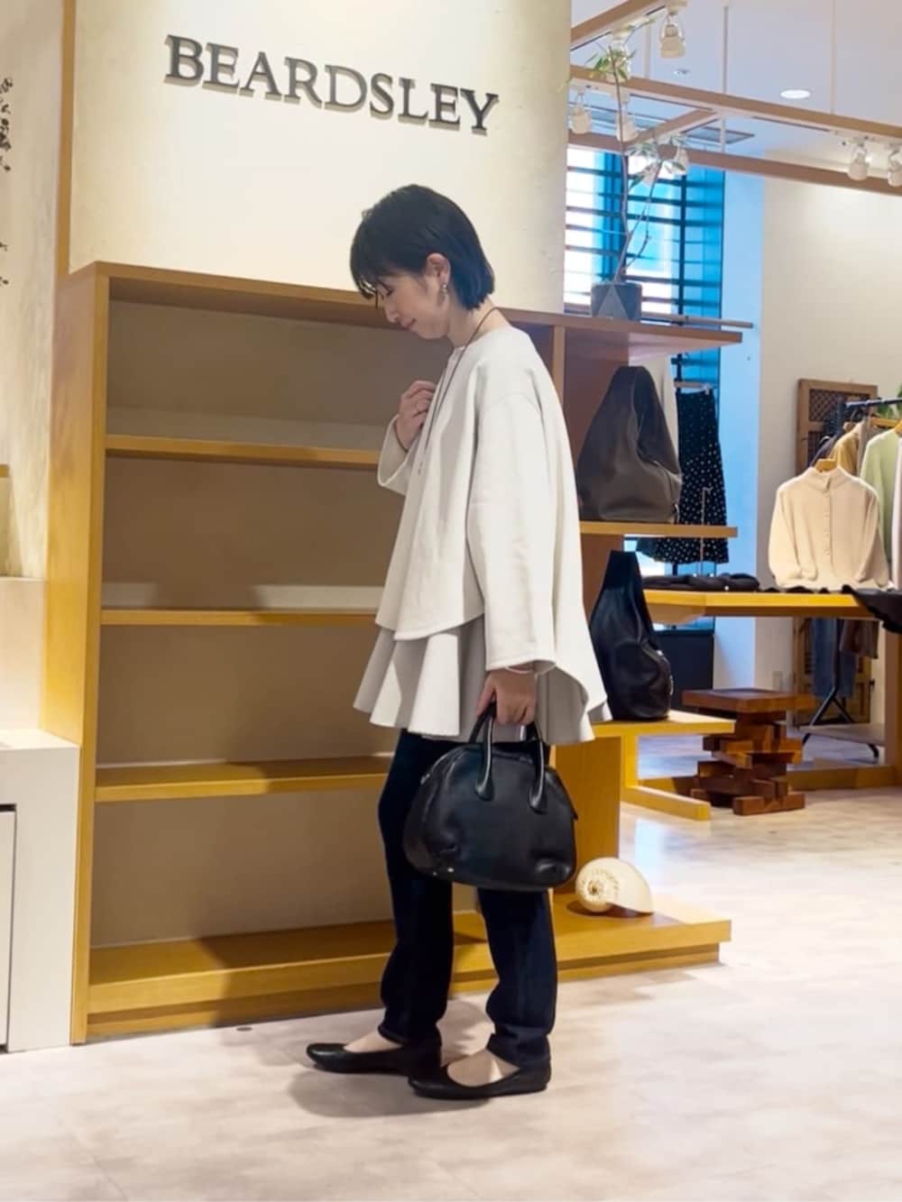 ブルー系のデニムパンツ、ホワイト系のTシャツ/カットソーを着用したレディースの冬コーディネートの2枚目の写真