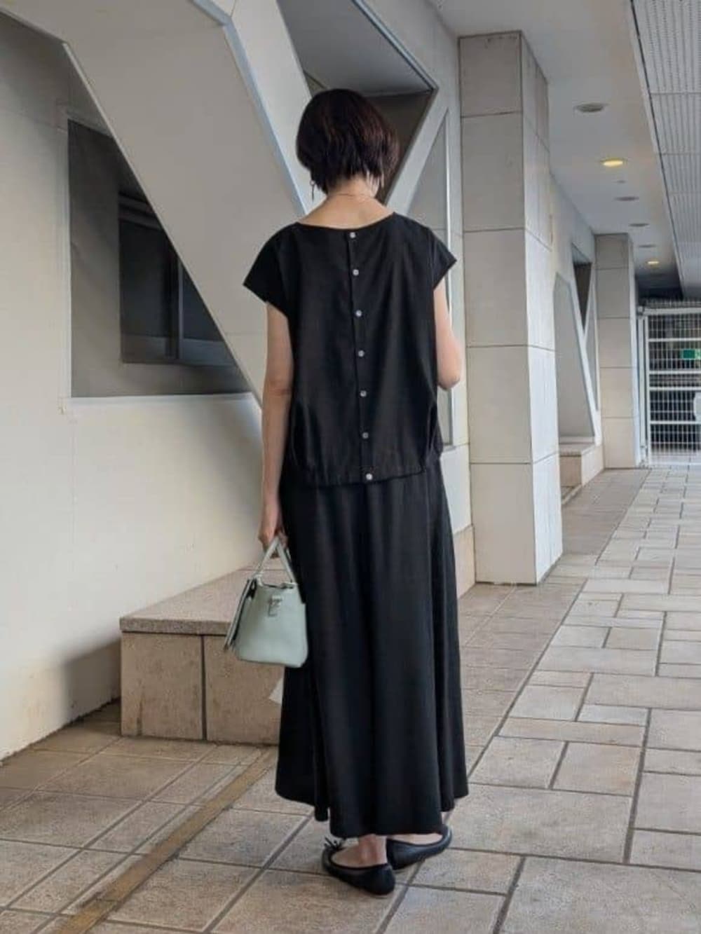 ブラック系のその他パンツ、ブラック系のシャツ/ブラウスを着用したレディースの春コーディネートの3枚目の写真