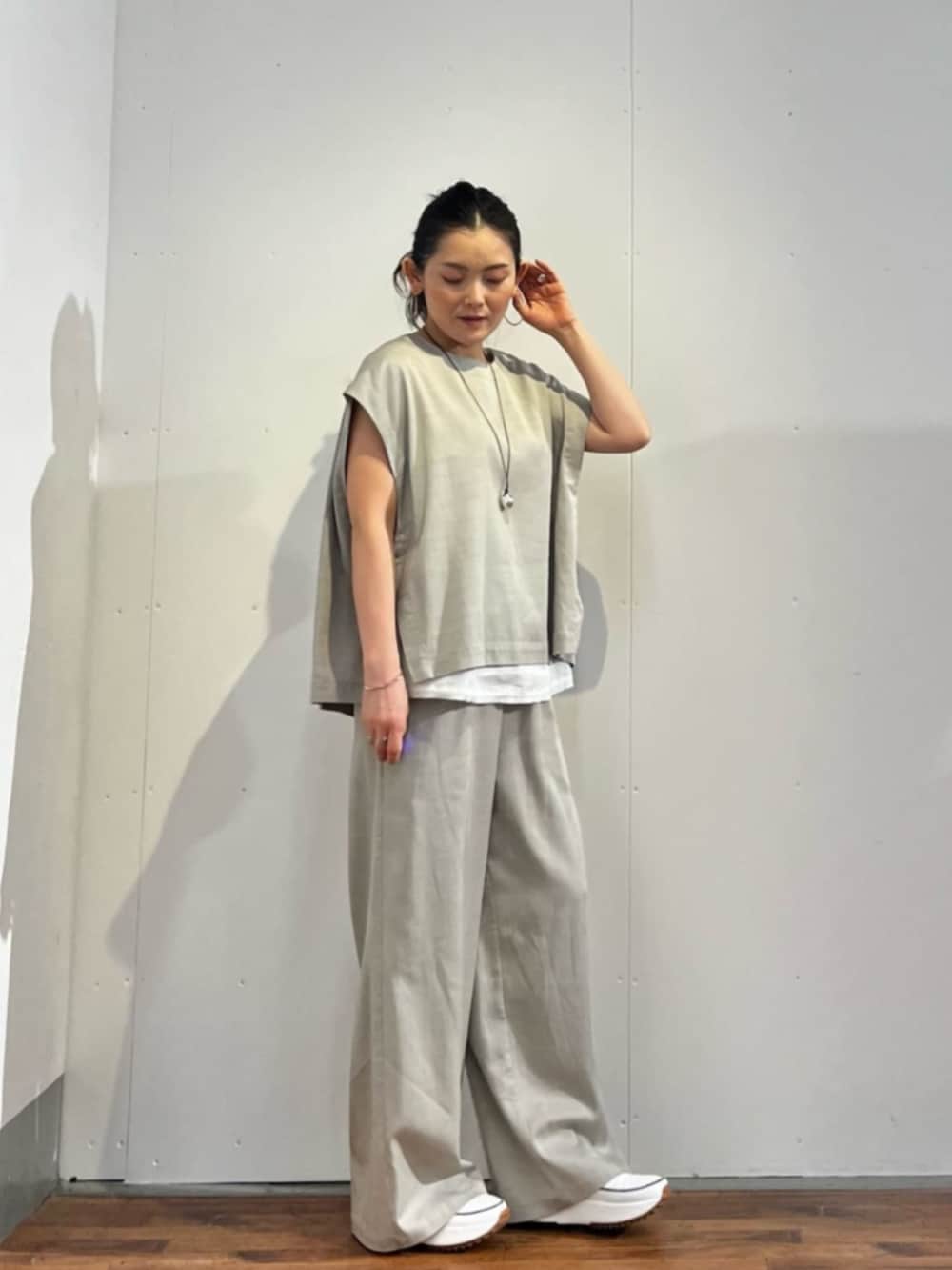 ホワイト系のスニーカー、グレー系のシャツ/ブラウス、ブラック系のボストンバッグを着用したレディースの春コーディネートの4枚目の写真