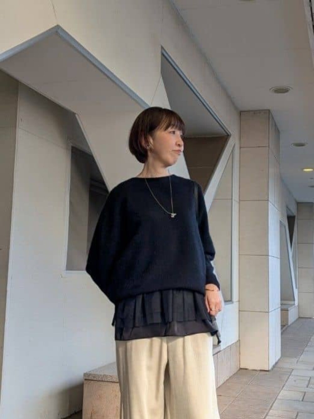 ベージュ系のその他パンツ、ブラック系のタンクトップを着用したレディースの冬コーディネートの3枚目の写真