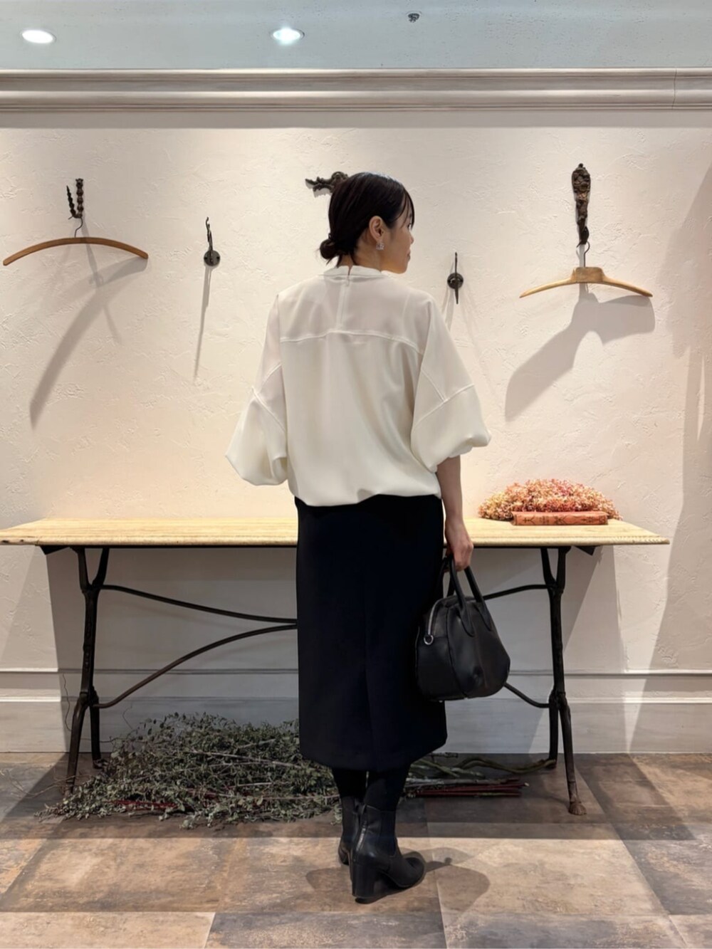 ブラック系のスカート、ホワイト系のシャツ/ブラウス、シルバー系のリングを着用したレディースの冬コーディネートの3枚目の写真