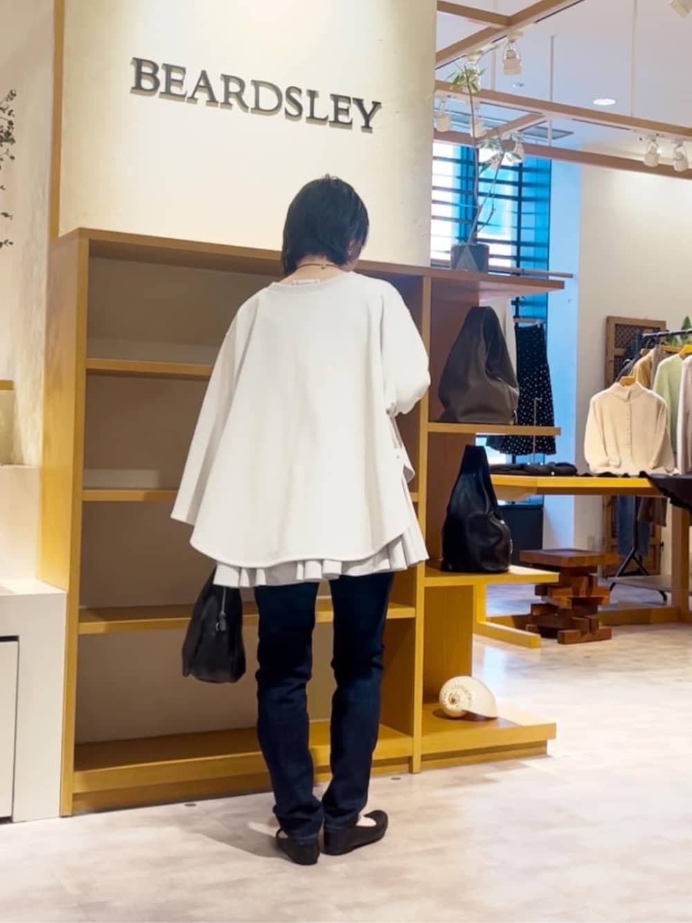 ブルー系のデニムパンツ、ホワイト系のTシャツ/カットソーを着用したレディースの冬コーディネートの4枚目の写真