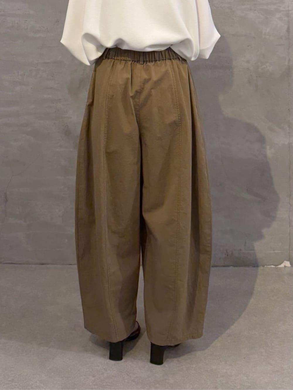 ブラック系のショルダーバッグ、ホワイト系のシャツ/ブラウス、イエロー系のその他パンツを着用したレディースの春コーディネートの9枚目の写真