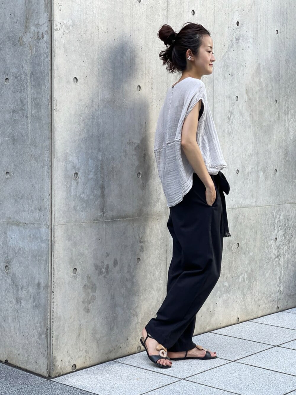 グレー系のシャツ/ブラウス、ブラック系のその他パンツ、ゴールド系のイヤーカフを着用したレディースの夏コーディネートの2枚目の写真