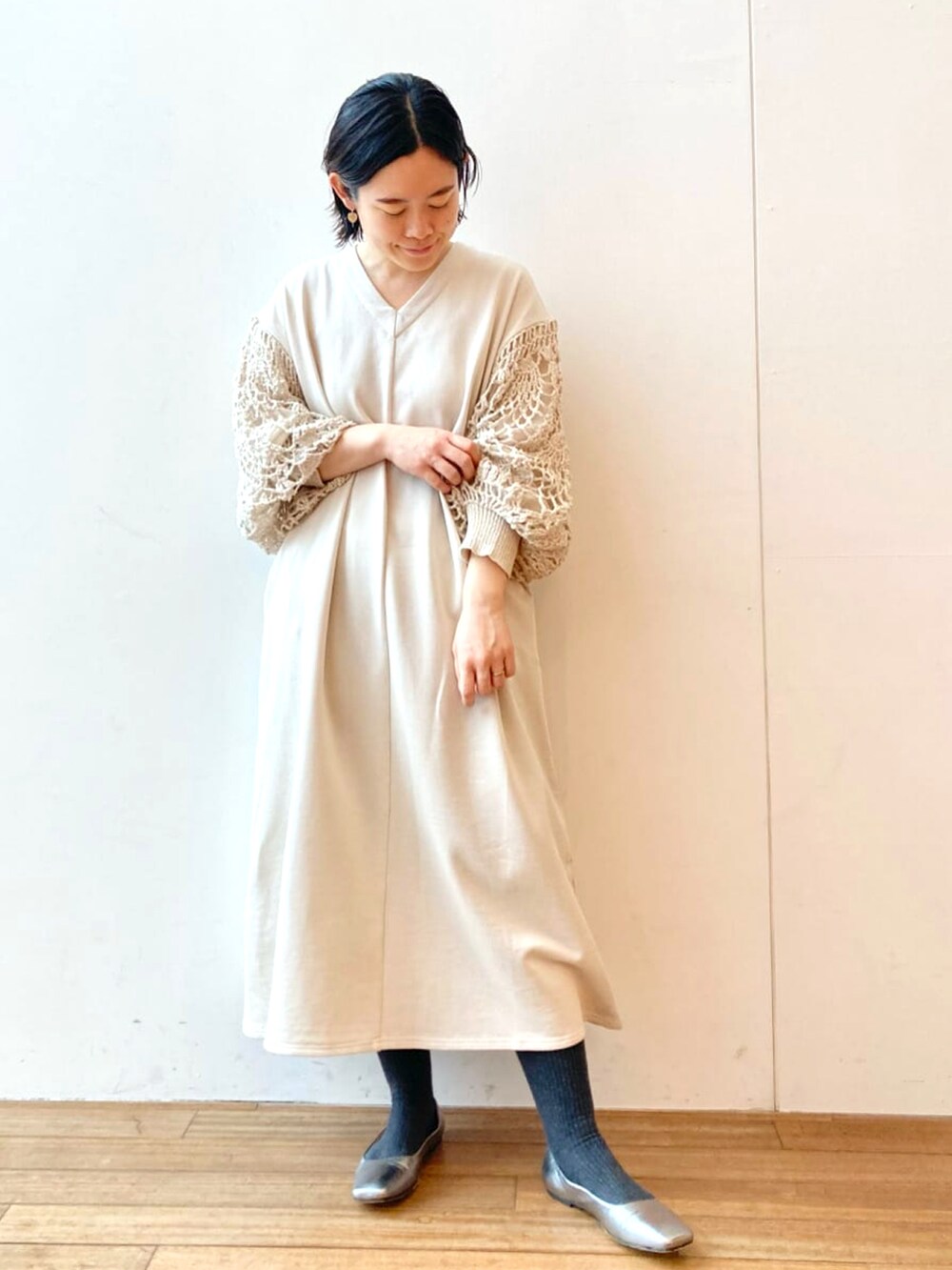 ホワイト系のワンピースを着用したレディースの冬コーディネートの2枚目の写真