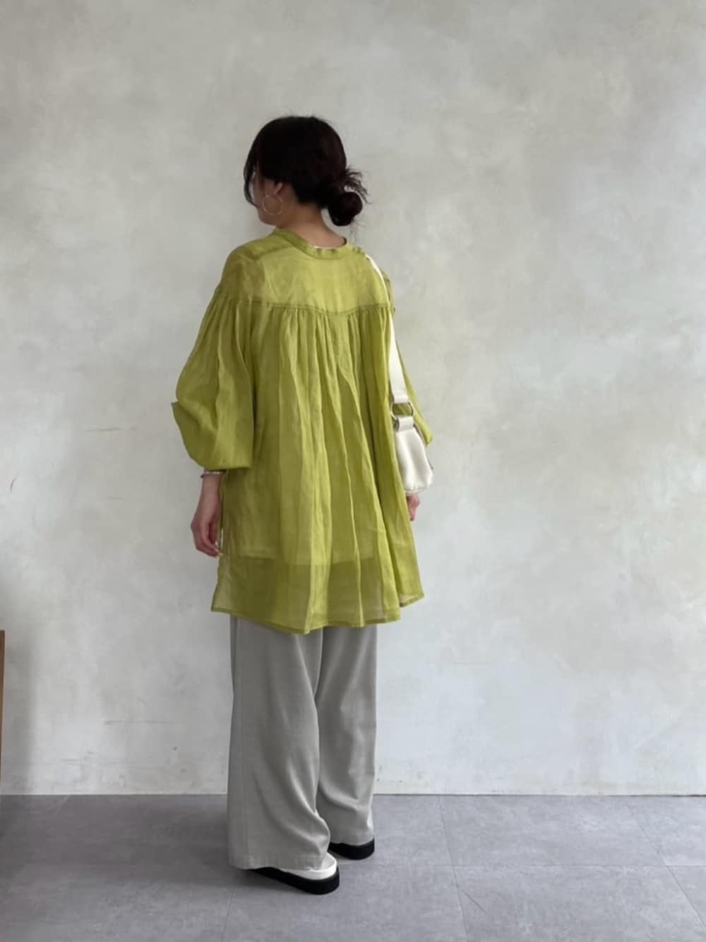 ホワイト系のショルダーバッグ、グレー系のその他パンツ、グリーン系のシャツ/ブラウスを着用したレディースの春コーディネートの4枚目の写真