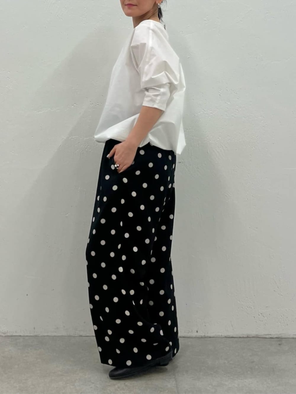 グレー系のボストンバッグ、ホワイト系のシャツ/ブラウス、ブラック系のその他パンツを着用したレディースの冬コーディネートの8枚目の写真