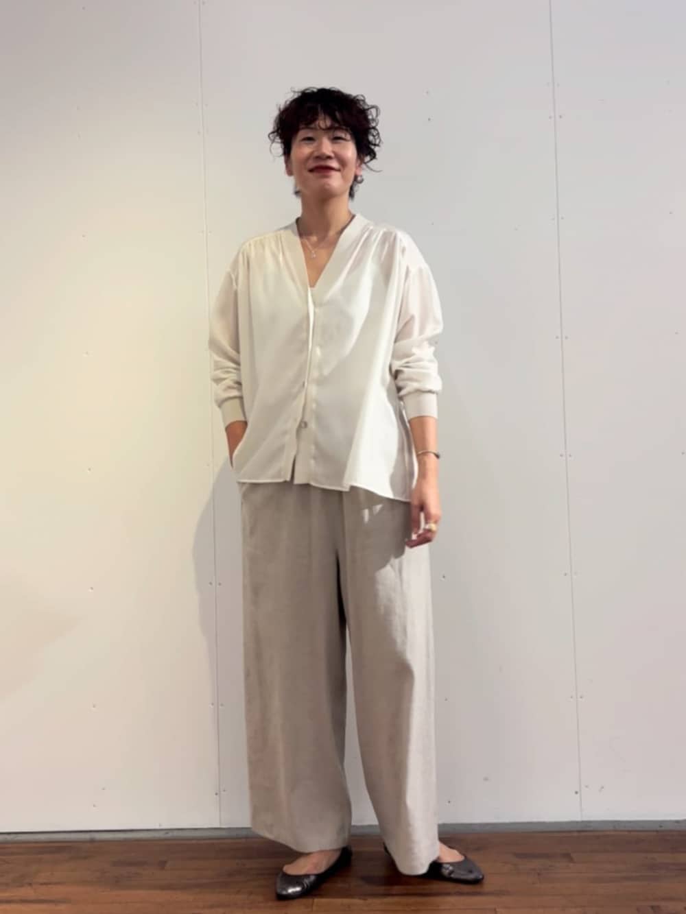 ホワイト系のシャツ/ブラウス、ベージュ系のその他パンツを着用したレディースの春コーディネートの9枚目の写真