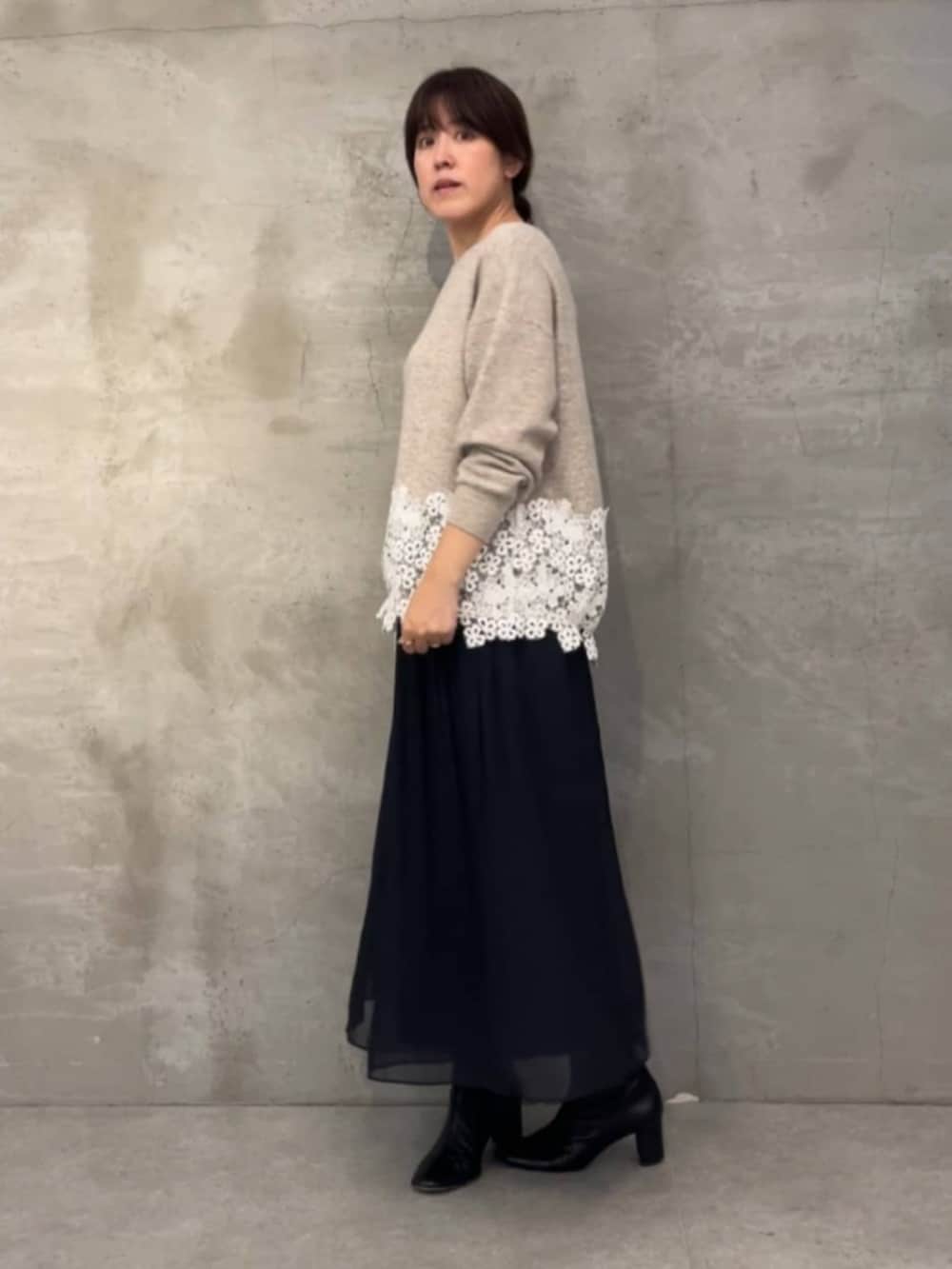 ブラック系のその他パンツ、ベージュ系のニット/セーターを着用したレディースの秋コーディネートの5枚目の写真