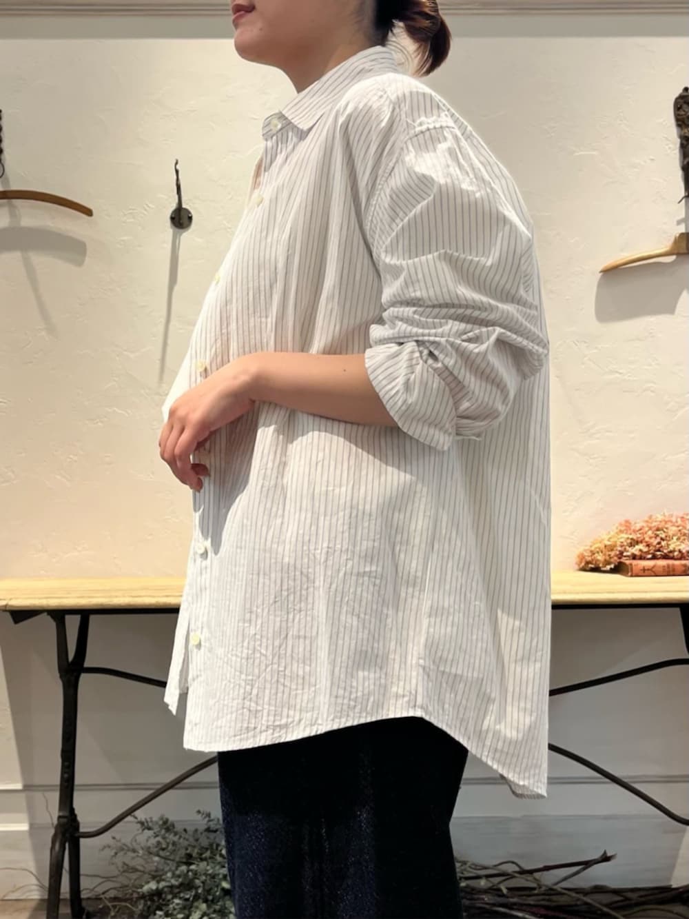 ブラック系のボストンバッグ、ブルー系のその他パンツ、ホワイト系のシャツ/ブラウスを着用したレディースの冬コーディネートの8枚目の写真