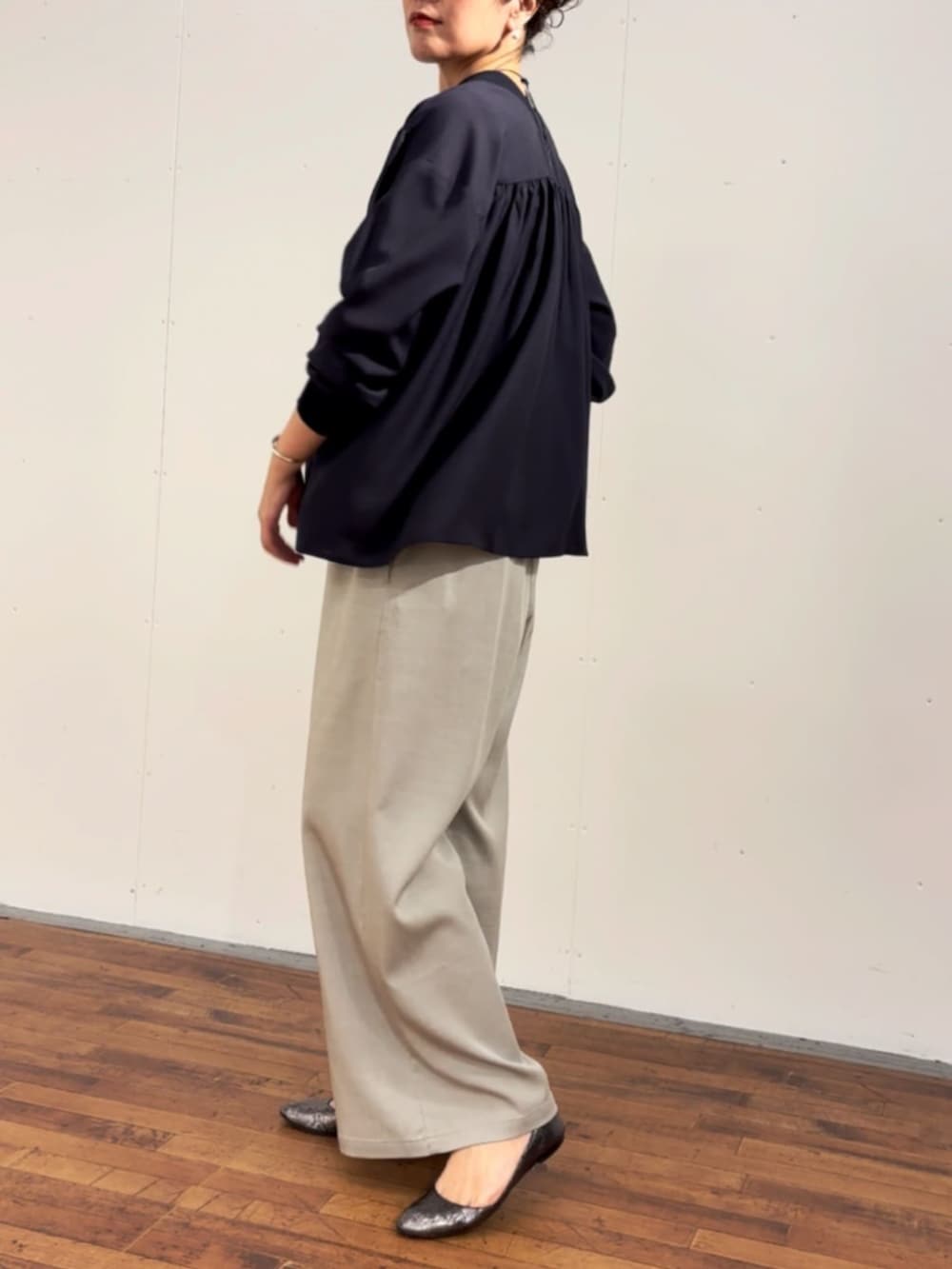 ブラック系のシャツ/ブラウス、グレー系のその他パンツを着用したレディースの冬コーディネートの3枚目の写真