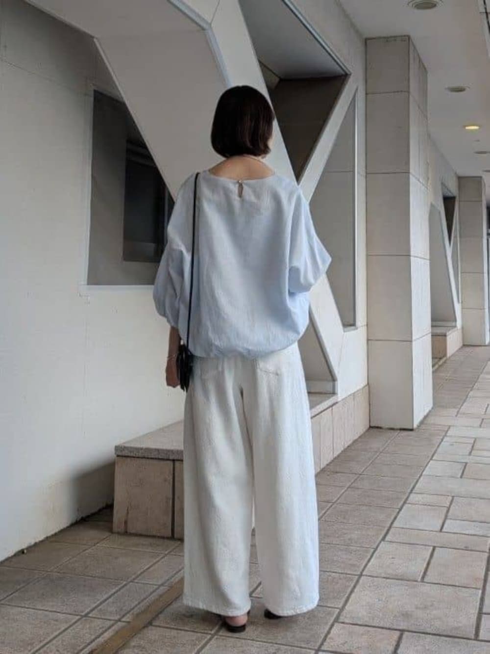 ホワイト系のその他パンツ、ブルー系のシャツ/ブラウス、シルバー系のリングを着用したレディースの冬コーディネートの3枚目の写真