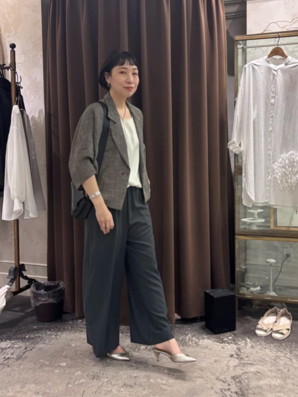 グレー系のその他パンツ、ブラック系のショルダーバッグ、ベージュ系のテーラードジャケットを着用したレディースの春コーディネートの6枚目の写真