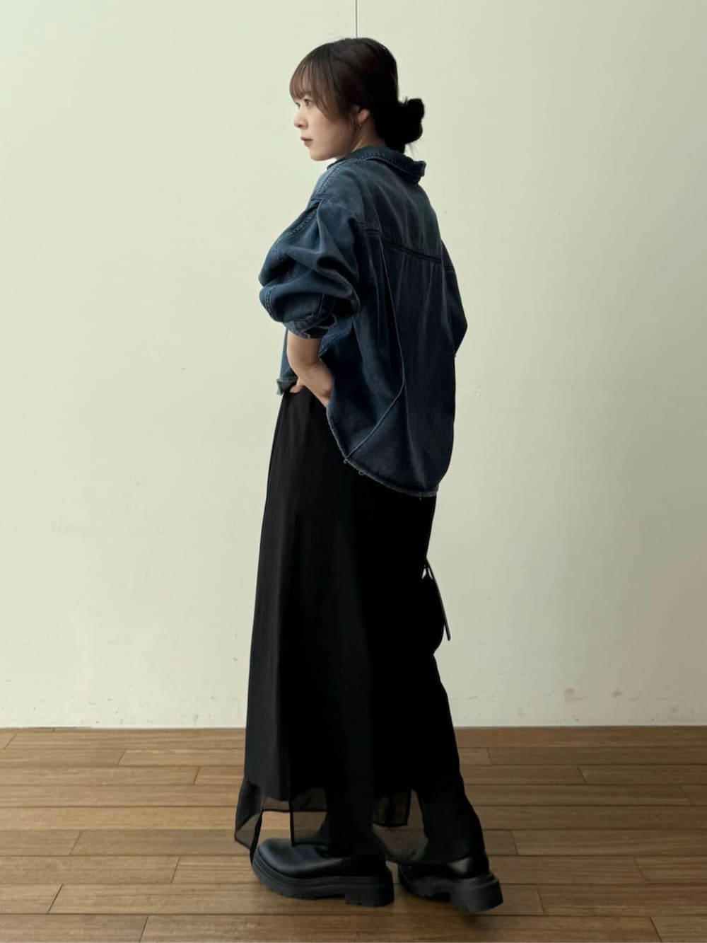 ブルー系のシャツ/ブラウス、ブラック系のスカートを着用したレディースの冬コーディネートの3枚目の写真