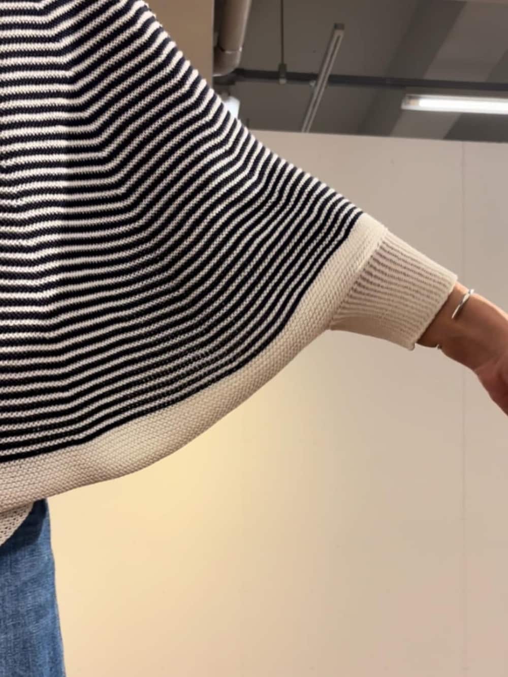 ホワイト系のショルダーバッグ、ブルー系のニット/セーター、ブルー系のその他パンツを着用したレディースの春コーディネートの6枚目の写真