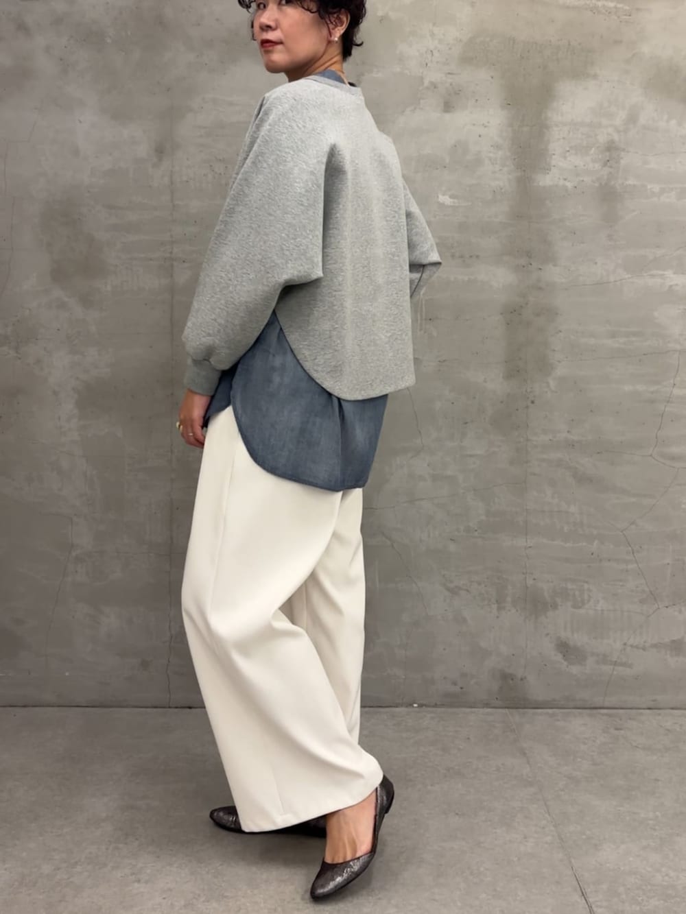 ブルー系のシャツ/ブラウス、ホワイト系のその他パンツ、グレー系のTシャツ/カットソーを着用したレディースの冬コーディネートの5枚目の写真