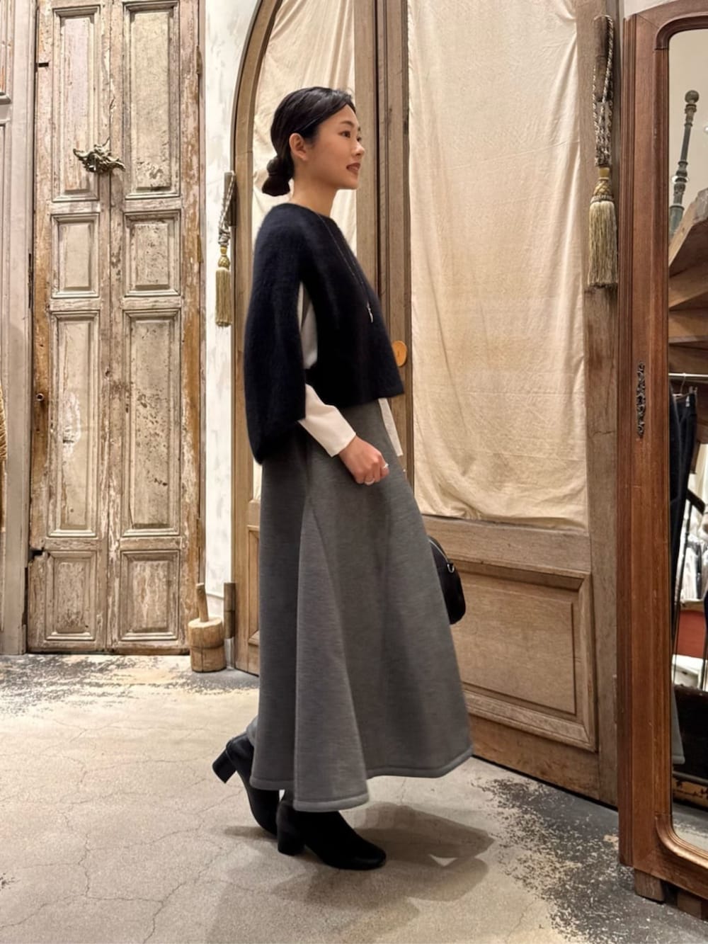 グレー系のスカートを着用したレディースの冬コーディネートの2枚目の写真