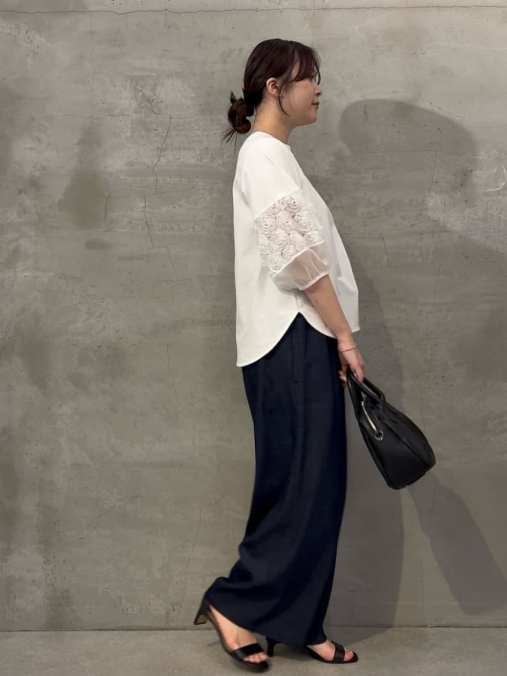 ブルー系のその他パンツ、ブラック系のボストンバッグ、ホワイト系のTシャツ/カットソーを着用したレディースの春コーディネートの2枚目の写真