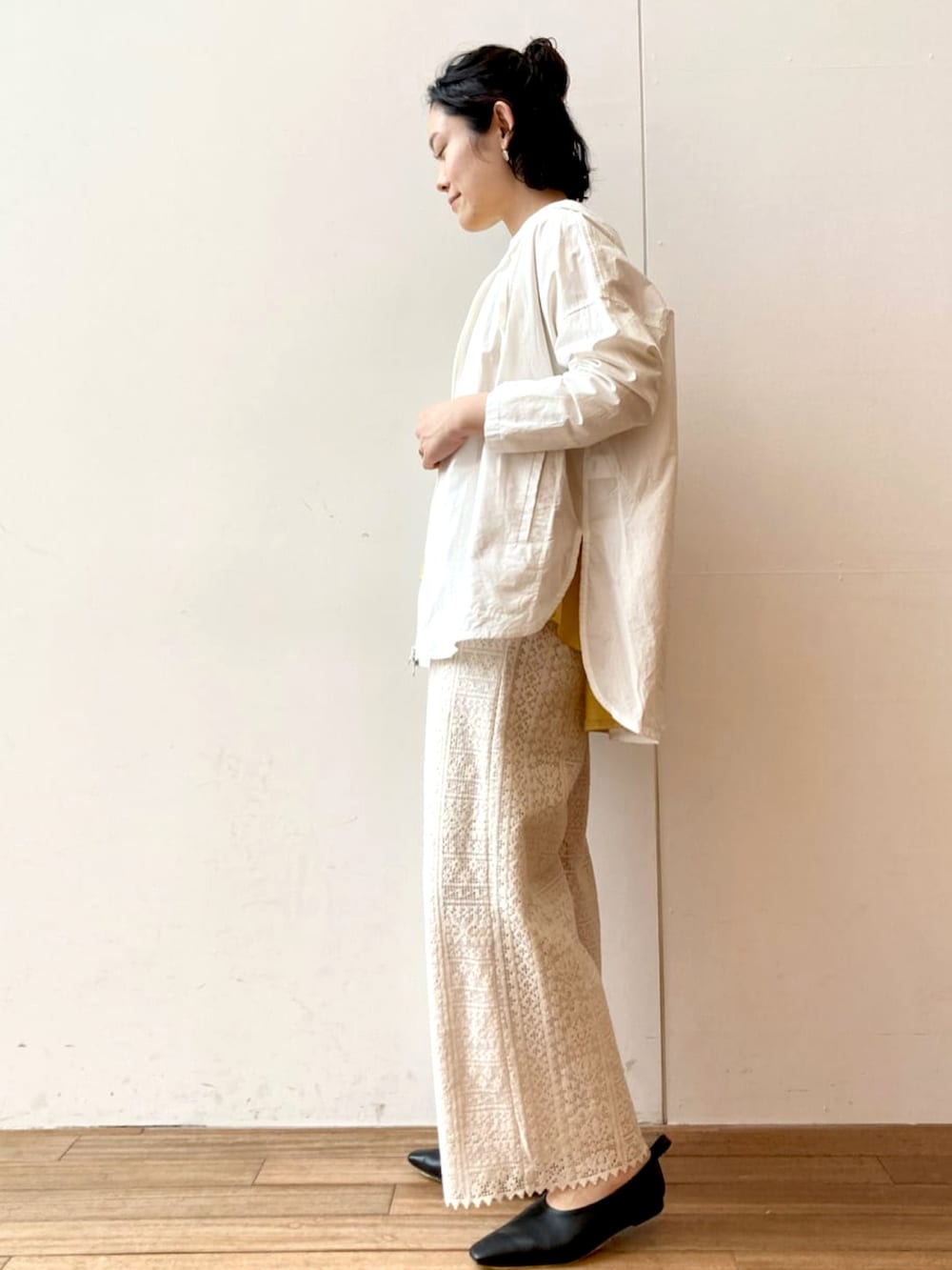 ホワイト系のパーカー、イエロー系のTシャツ/カットソー、ホワイト系のその他パンツを着用したレディースの春コーディネートの2枚目の写真