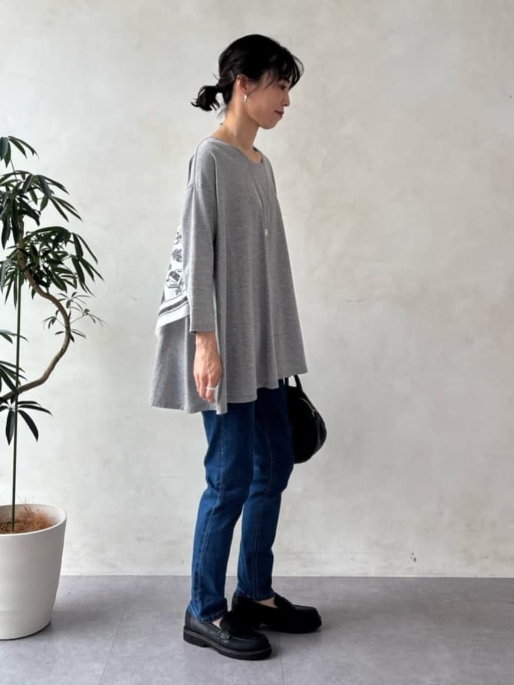 グレー系のTシャツ/カットソーを着用したレディースの夏コーディネートの4枚目の写真