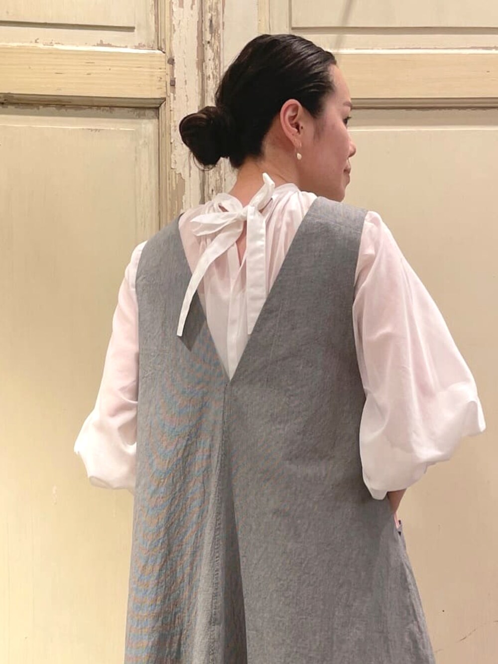 グレー系のワンピースを着用したレディースの春コーディネートの3枚目の写真