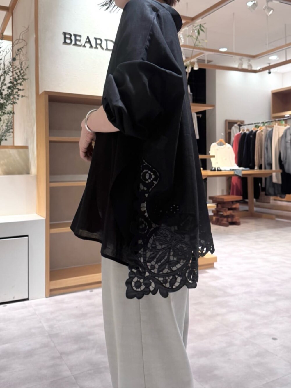 グレー系のその他パンツ、ブラック系のシャツ/ブラウスを着用したレディースの春コーディネートの8枚目の写真