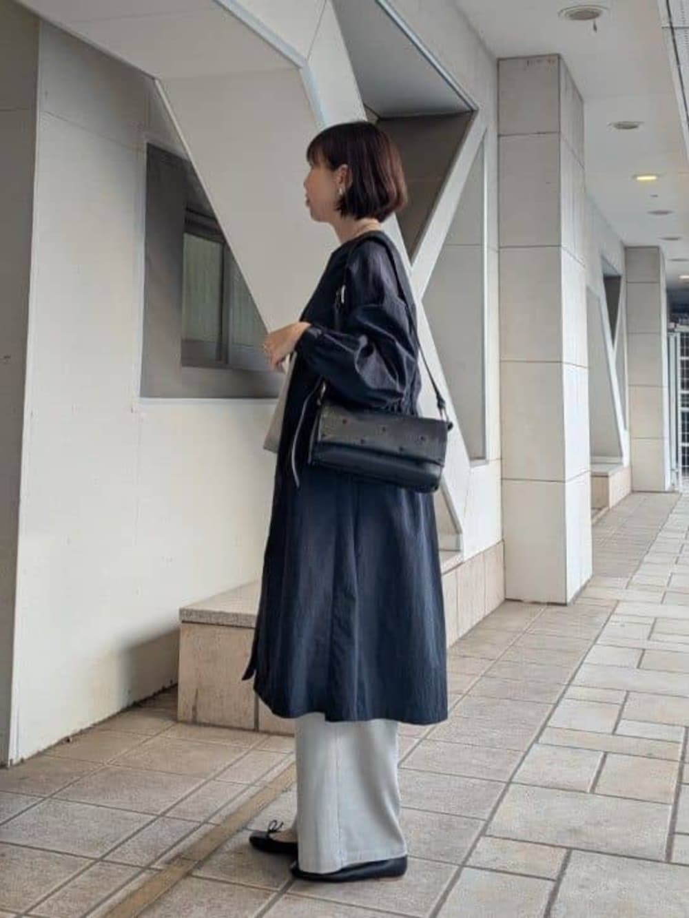 ブルー系のその他アウターを着用したレディースの夏コーディネートの2枚目の写真