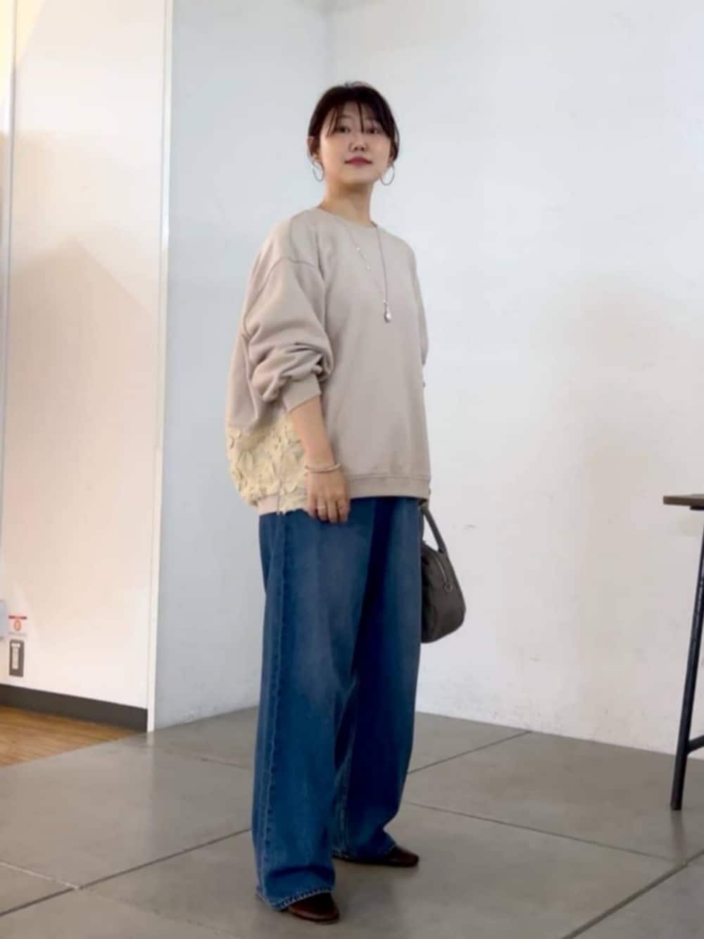 ホワイト系のTシャツ/カットソーを着用したレディースの秋コーディネートの7枚目の写真