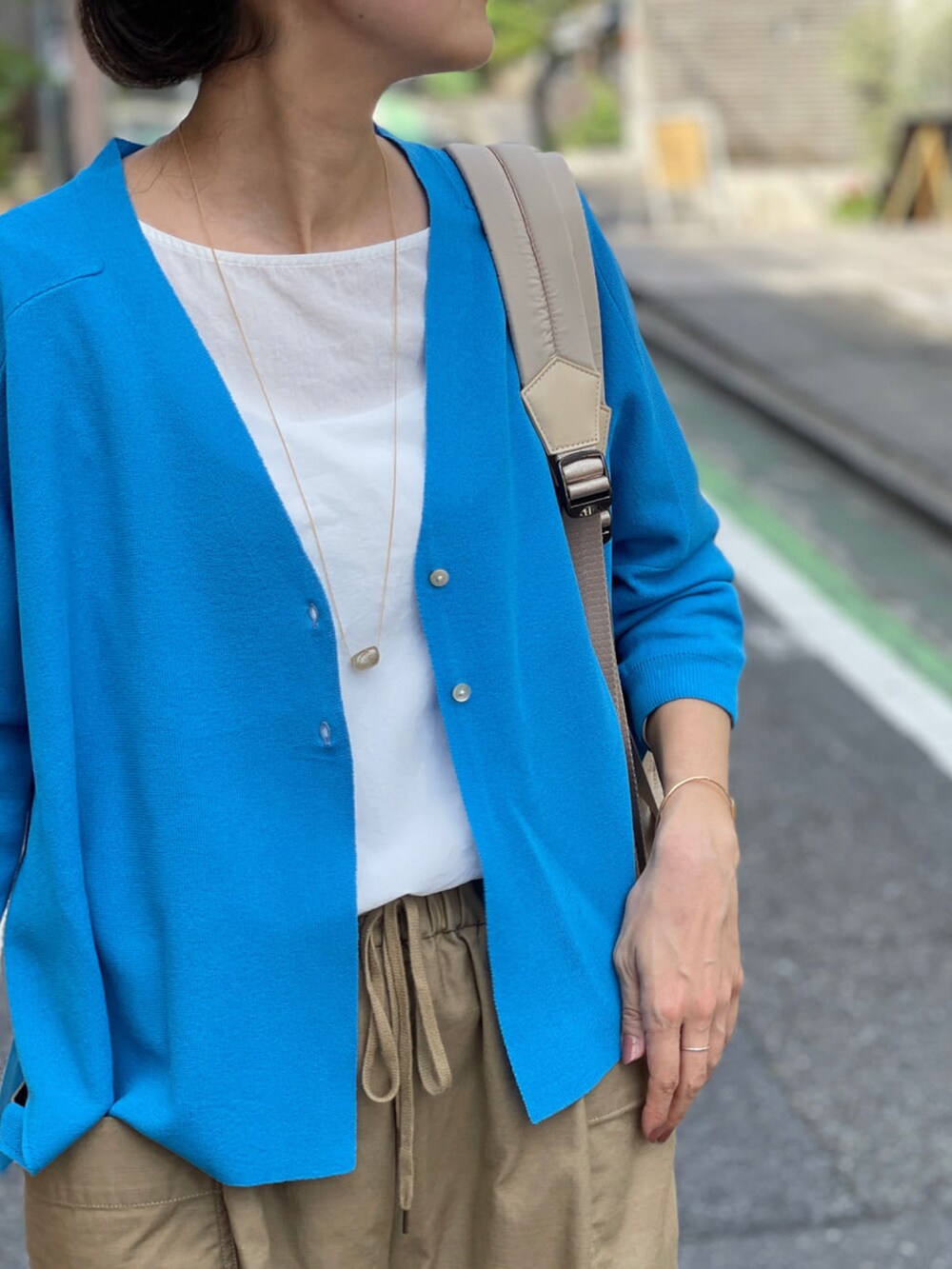 ブルー系のカーディガン/ボレロ、ホワイト系のシャツ/ブラウスを着用したレディースの夏コーディネートの4枚目の写真