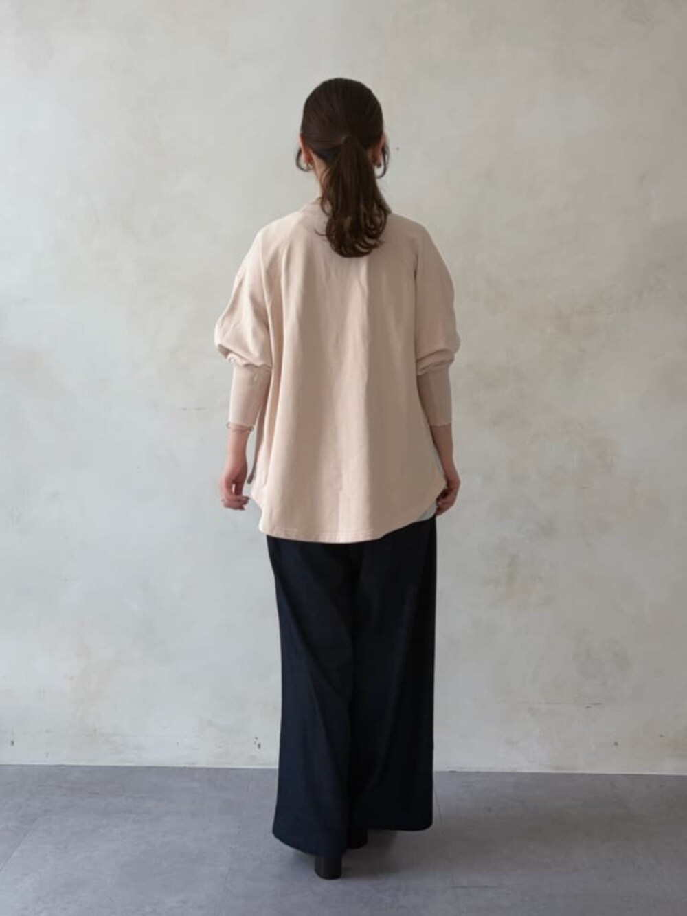 ブルー系のその他パンツ、ピンク系のTシャツ/カットソーを着用したレディースの夏コーディネートの3枚目の写真