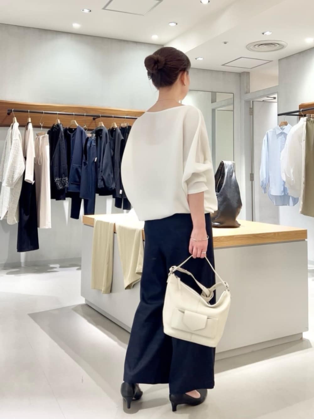 ブルー系のその他パンツ、ホワイト系のシャツ/ブラウスを着用したレディースの春コーディネートの6枚目の写真