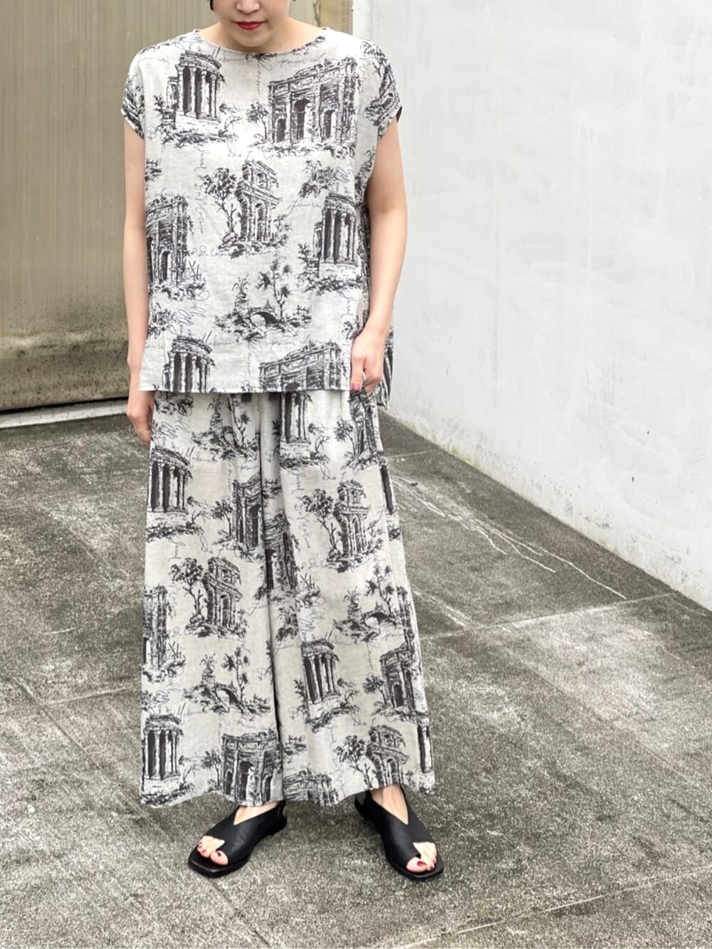 グレー系のシャツ/ブラウス、グレー系のその他パンツ、ブラック系のその他シューズを着用したレディースの春コーディネートの3枚目の写真