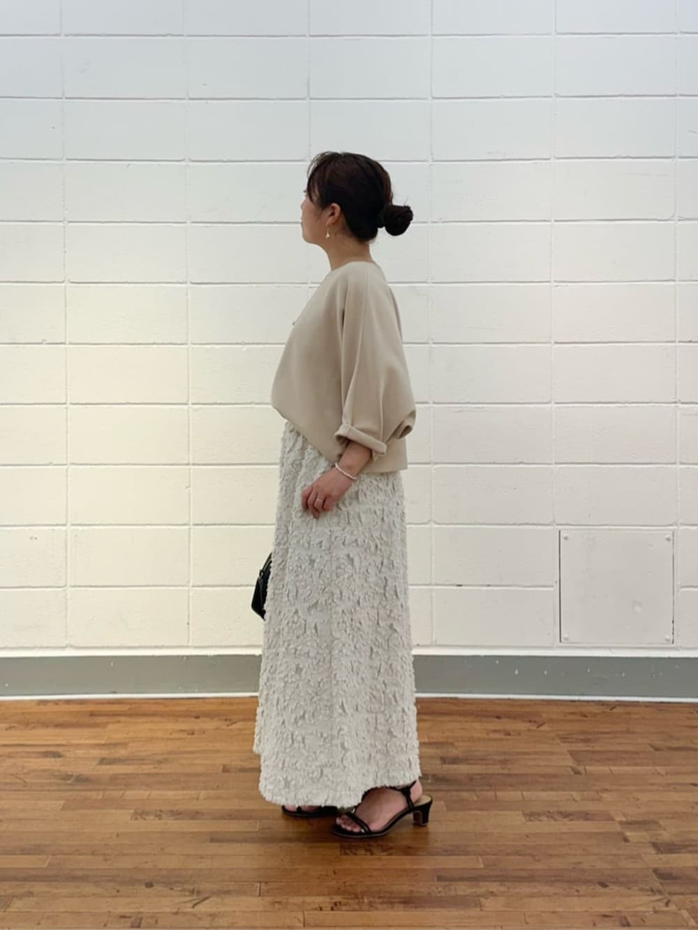 ホワイト系のその他パンツ、ベージュ系のニット/セーターを着用したレディースの夏コーディネートの2枚目の写真