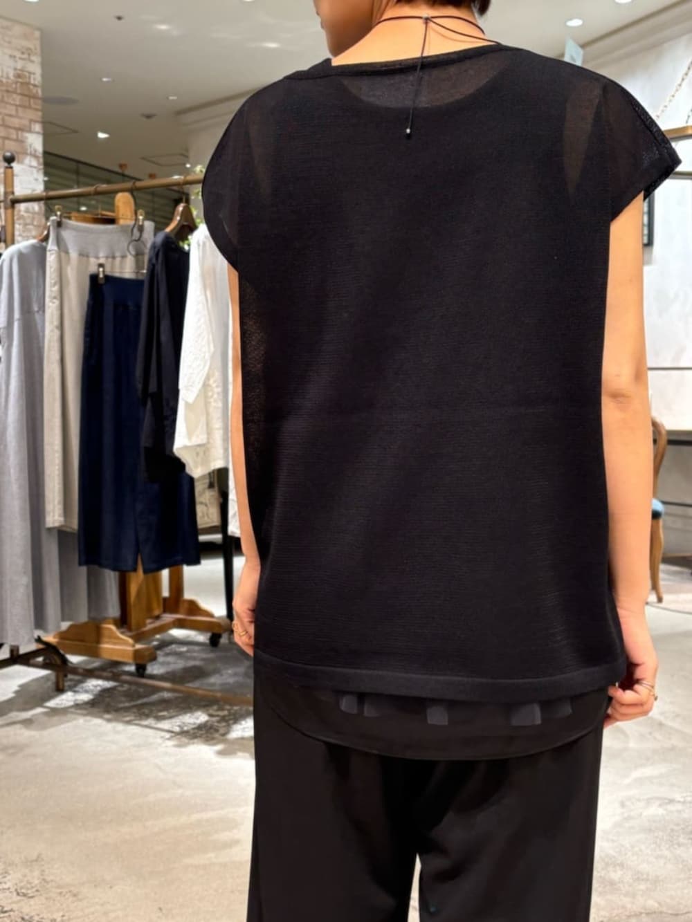 ブラック系のその他パンツ、ブラック系のニット/セーターを着用したレディースの夏コーディネートの5枚目の写真