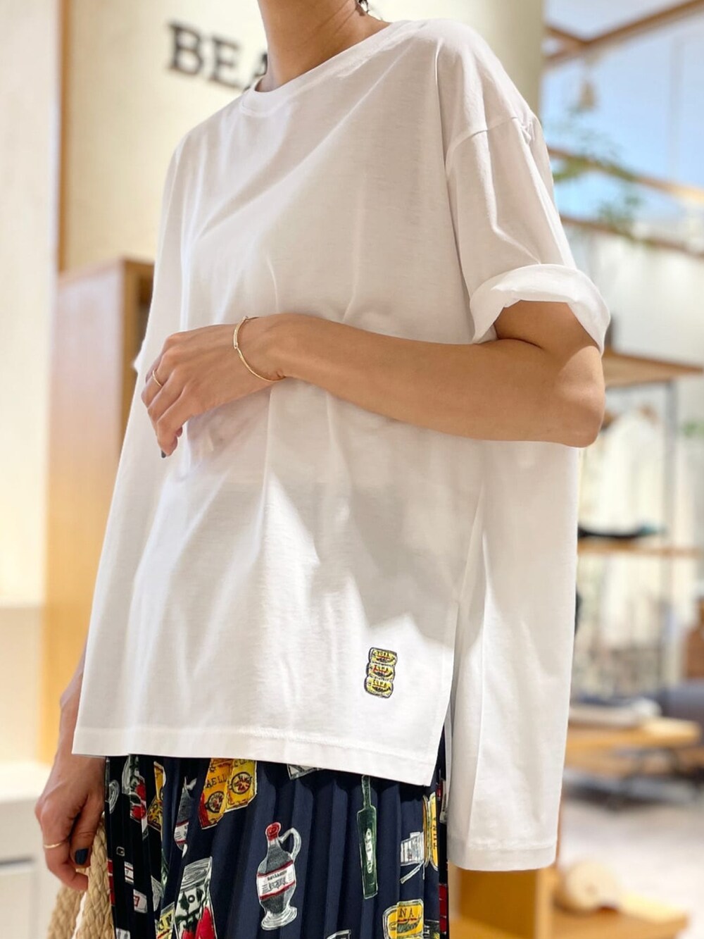 ホワイト系のTシャツ/カットソー、ブルー系のTシャツ/カットソー、ブルー系のスカートを着用したレディースの夏コーディネートの2枚目の写真