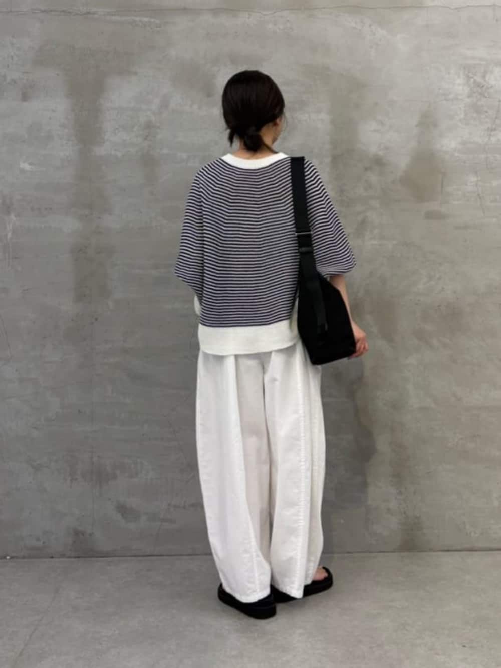 ブラック系のサンダル、ブラック系のショルダーバッグ、ホワイト系のその他パンツを着用したレディースの春コーディネートの6枚目の写真