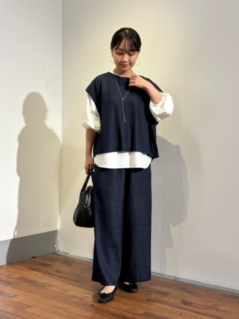 ブルー系のシャツ/ブラウス、ブルー系のその他パンツ、ホワイト系のシャツ/ブラウスを着用したレディースの夏コーディネートの6枚目の写真