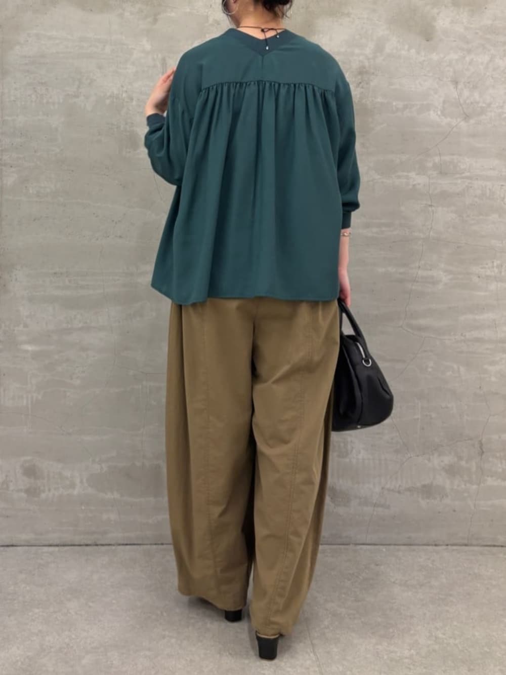 ホワイト系のシャツ/ブラウス、イエロー系のその他パンツ、グリーン系のシャツ/ブラウスを着用したレディースの春コーディネートの5枚目の写真