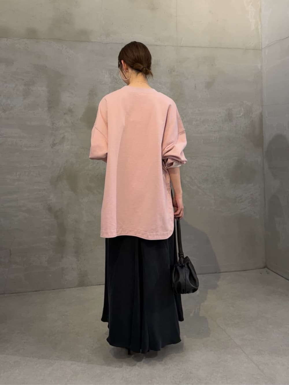 ブラック系のスカート、ピンク系のTシャツ/カットソーを着用したレディースの冬コーディネートの3枚目の写真