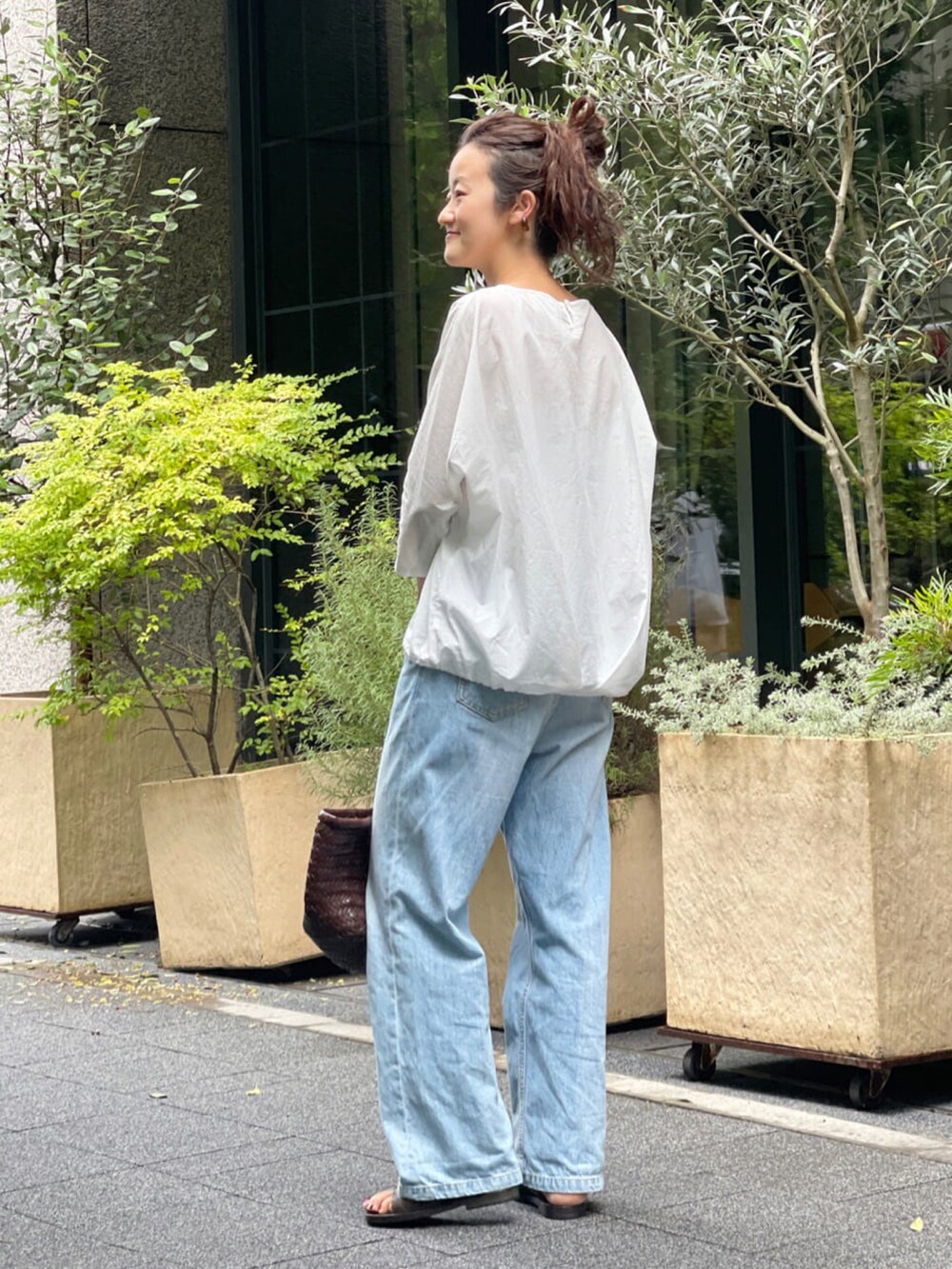 ブラウン系のその他シューズ、ホワイト系のシャツ/ブラウスを着用したレディースの夏コーディネートの2枚目の写真