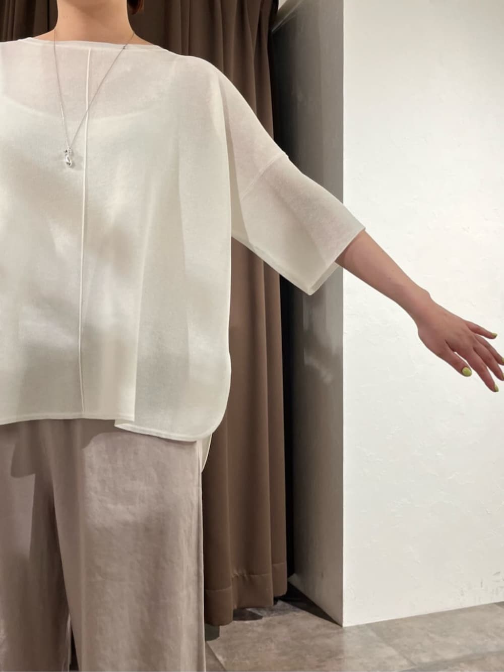 グレー系のその他パンツ、ホワイト系のニット/セーターを着用したレディースの夏コーディネートの8枚目の写真
