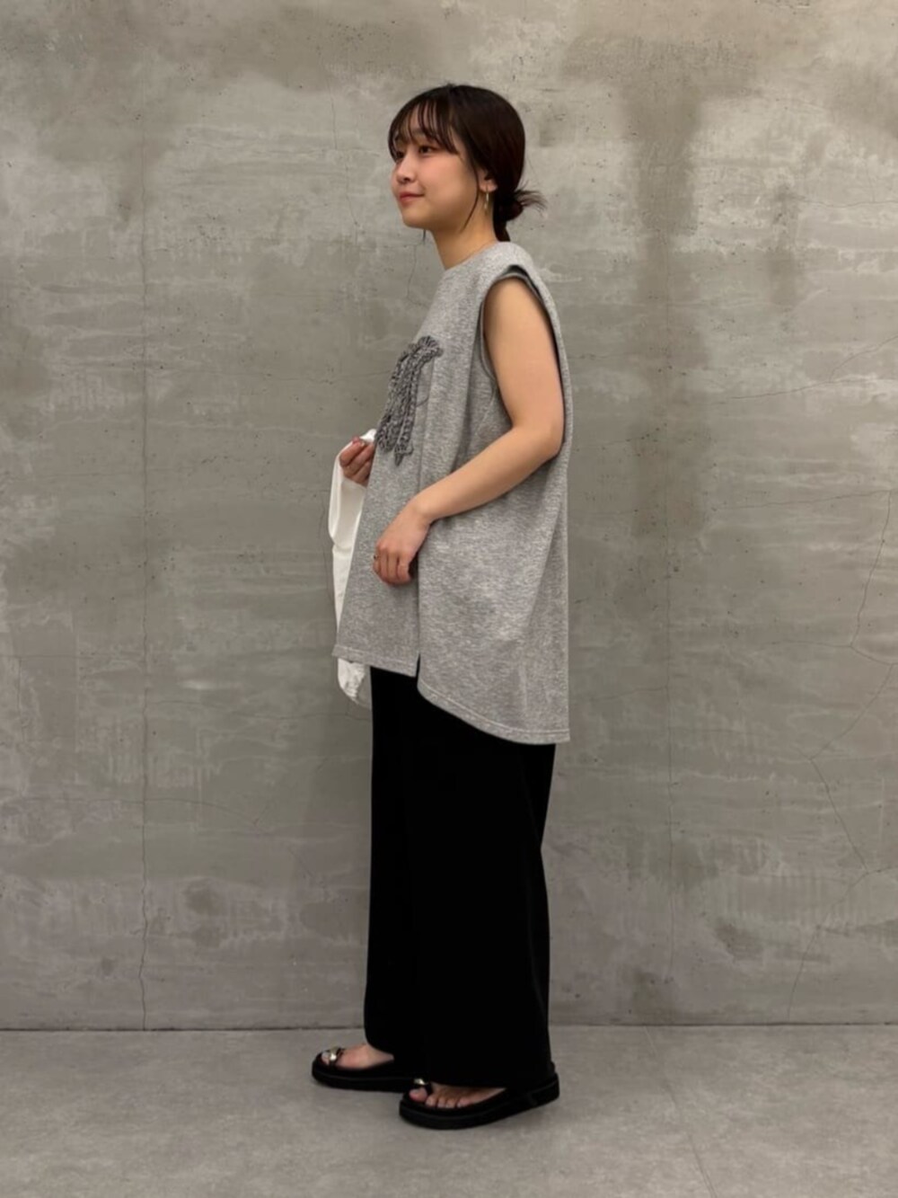 ブラック系のショルダーバッグ、ブラック系のサンダル、ホワイト系のシャツ/ブラウスを着用したレディースの冬コーディネートの9枚目の写真